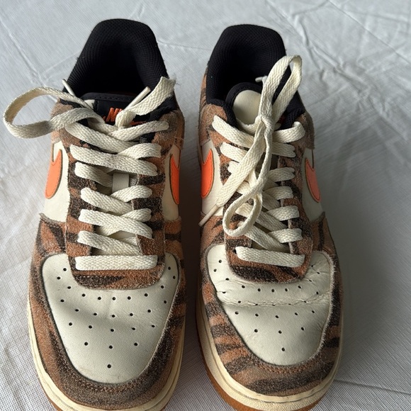 2021 Nike Air Force 1 ’07 DAKTARI – TIGER STRIPES’ coconut milk/atomic orange - Picture 6 of 9